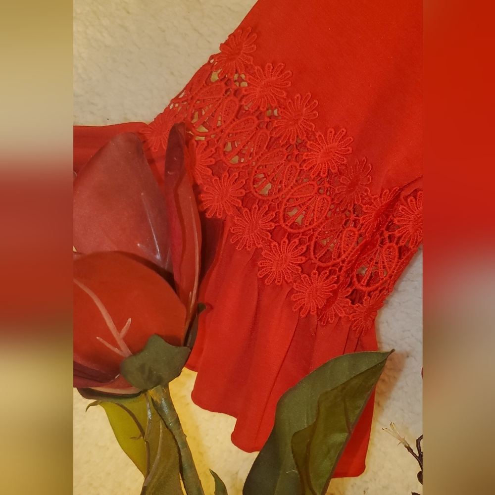 WinWin Red Floral Lace Tunic